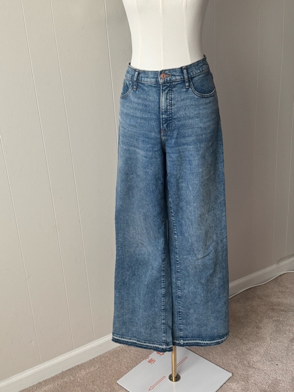Express Wide-Leg Denim Jeans in Faded Blue